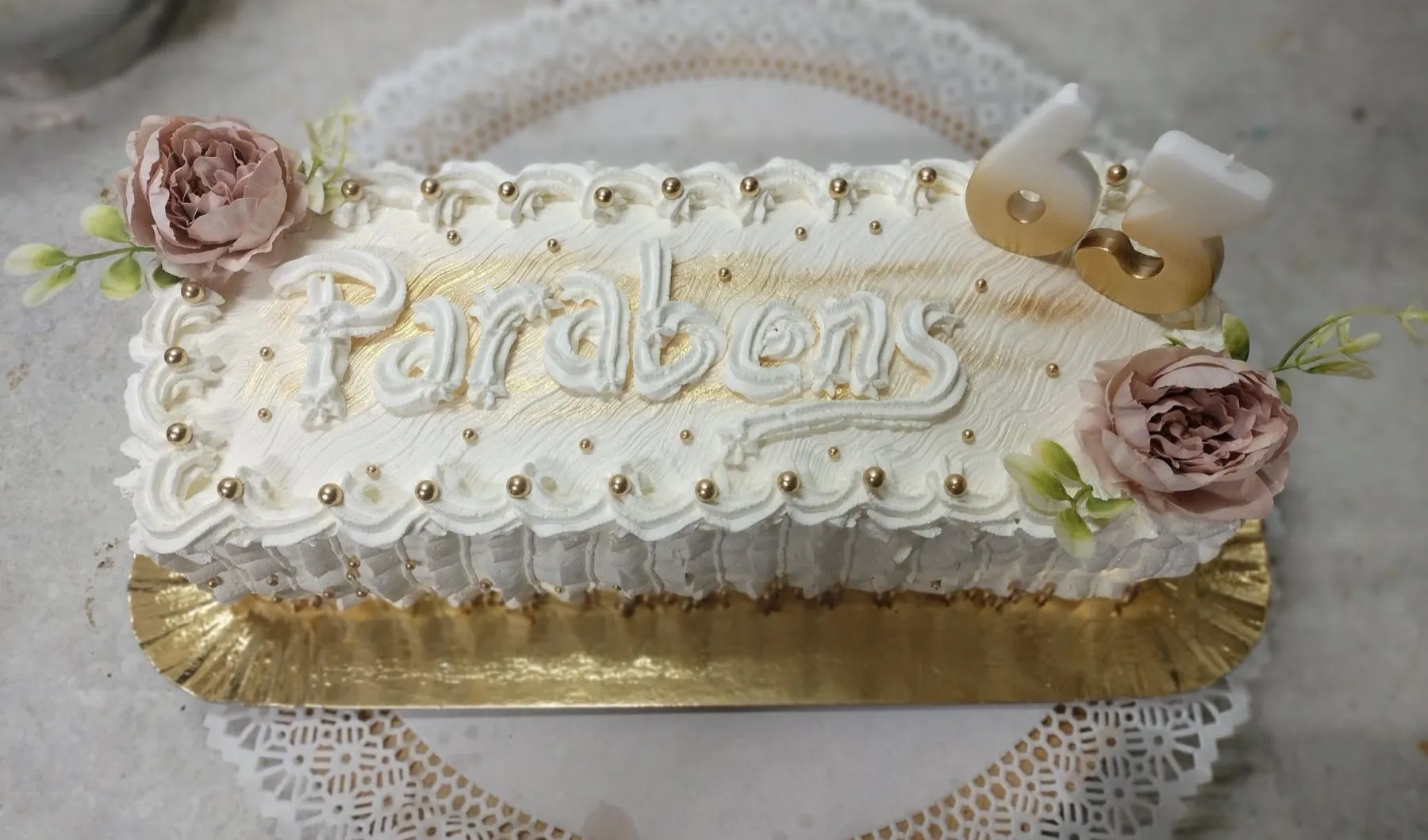 Bolo retangular com «Parabens», pérolas e rosas de açúcar